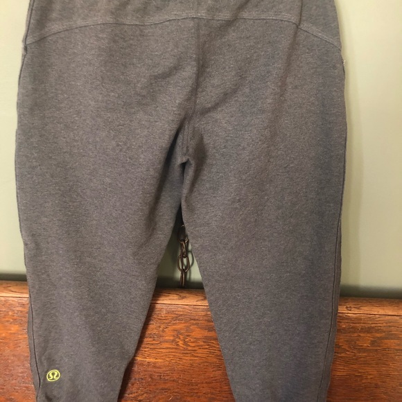 Lululemon cropped sweatpants - Picture 4 of 5